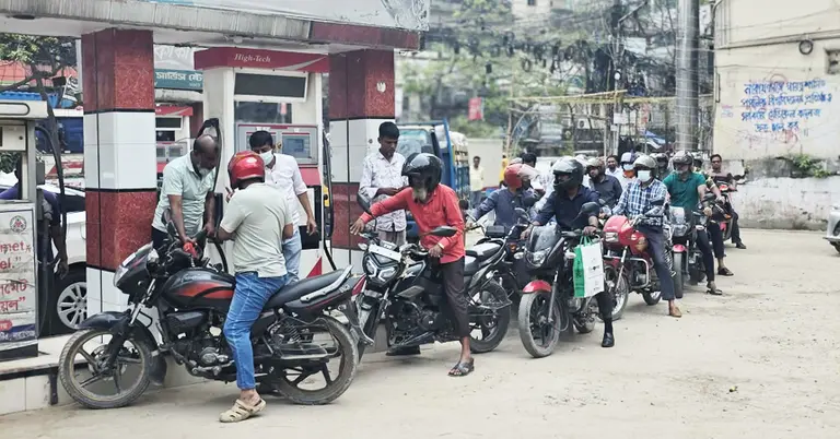 একটি তেলের পাম্পে তেল নিতে আসা মোটরসাইকেলের দীর্ঘ লাইন